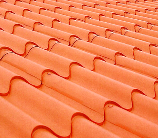 オレンジ色の板金屋根